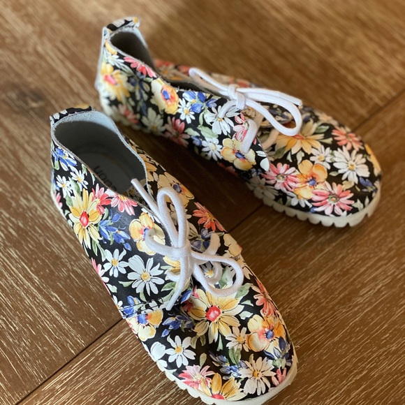 LiLi Collection Floral Leather Tie Oxford Shoes - Picture 2 of 9